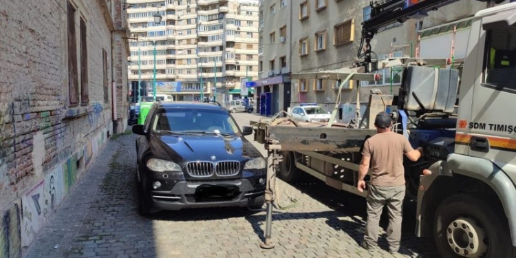 Atenție! Se ridică mașinile parcate în zona pietonală