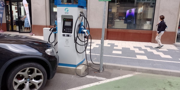 A aflat și USR că te mănâncă sfinții cu birocrația în România! Într-un final, sunt funcționale și stațiile electrice de încărcare
