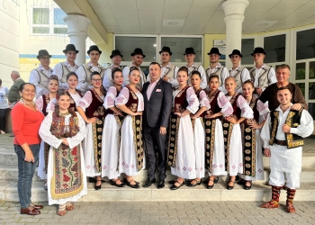 Formația de tineret a Ansamblului Banatul, la Festivalul ”La obârșii, la izvor”, din Ungaria