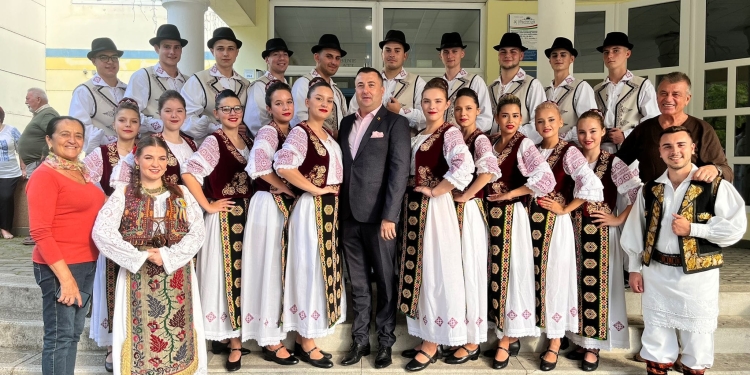 Formația de tineret a Ansamblului Banatul, la Festivalul ”La obârșii, la izvor”, din Ungaria