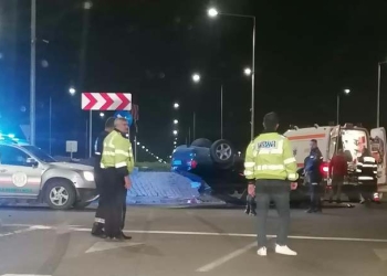 VIDEO Accident în Moșnița. O tânără a ajuns la spital după ce mașina în care se afla s-a lovit de un sens giratoriu