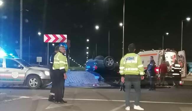 VIDEO Accident în Moșnița. O tânără a ajuns la spital după ce mașina în care se afla s-a lovit de un sens giratoriu