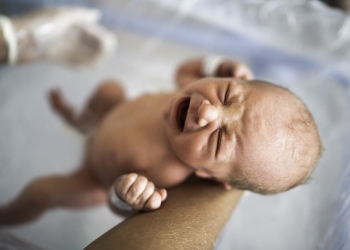 Spitalele din Lugoj și Arad vor primi aparatură performantă pentru secțiile de neonatologie