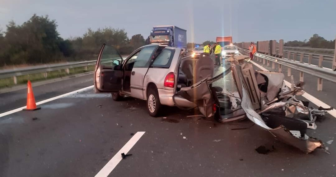 S-a născut a doua oară, după ce s-a izbit violent de un camion pe A1. Mașina avea numere false