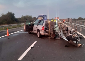 S-a născut a doua oară, după ce s-a izbit violent de un camion pe A1. Mașina avea numere false