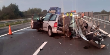 S-a născut a doua oară, după ce s-a izbit violent de un camion pe A1. Mașina avea numere false