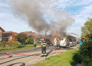 VIDEO Troleibuz în flăcări, în Ghiroda