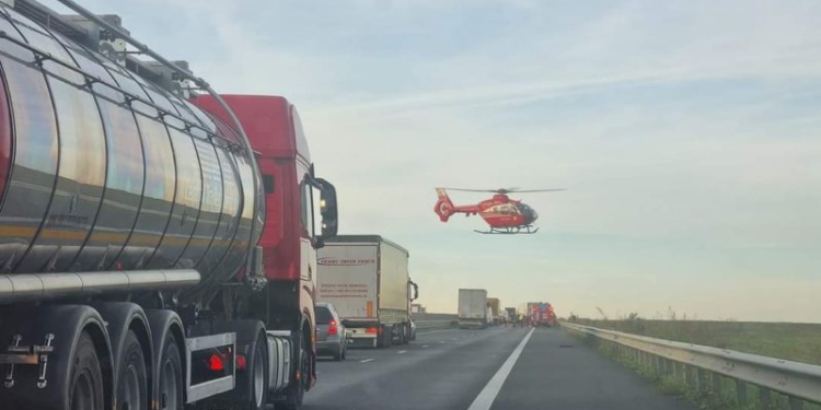 Accident între un TIR și un camion. Un mort și 2 răniți