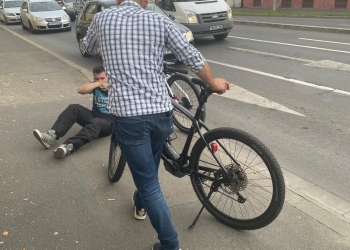 VIDEO A venit și rândul șoferilor să fie „caftiți” de bicicliști! Bătaie pe stradă, în Timișoara