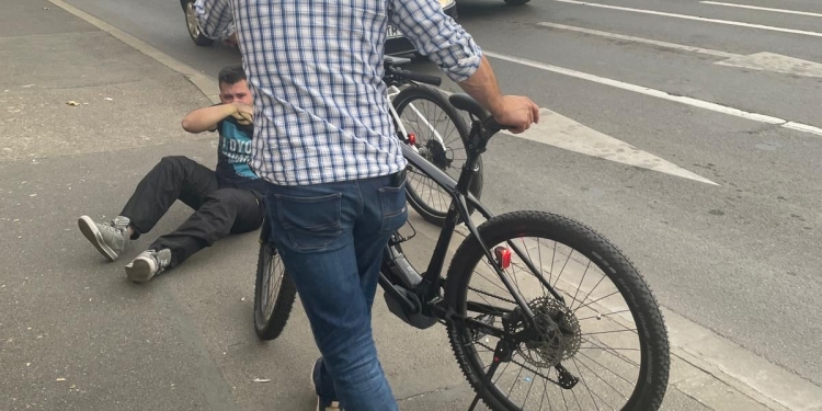 VIDEO A venit și rândul șoferilor să fie „caftiți” de bicicliști! Bătaie pe stradă, în Timișoara