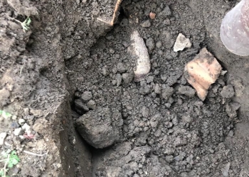 A săpat după cartofi și a dat de o bombă! Descoperirea unui agricultor din vestul țării a alertat pompierii