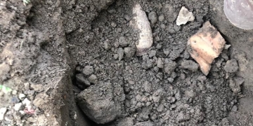 A săpat după cartofi și a dat de o bombă! Descoperirea unui agricultor din vestul țării a alertat pompierii