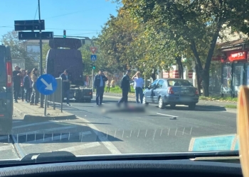 VIDEO Un bărbat din Timișoara și-a găsit sfârșitul lovit de un tir, în timp ce cerșea
