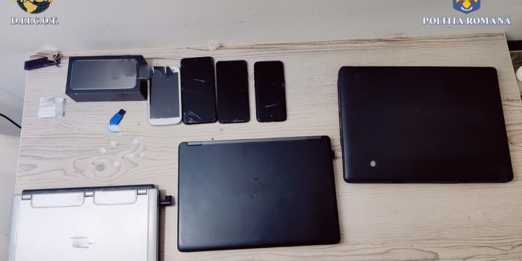 VIDEO Mascații au descins la persoane din Timiș, suspectate de infracțiuni informatice