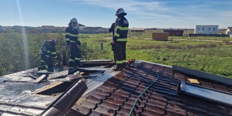 Incendiu la Moșnița Nouă. Acoperișul unei case a luat foc