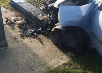 S-a oprit cu mașina într-un gard