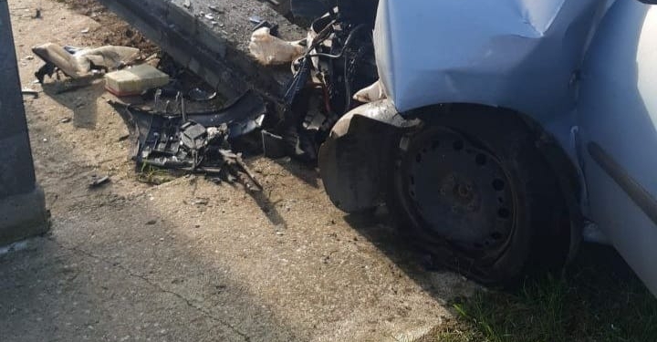 S-a oprit cu mașina într-un gard