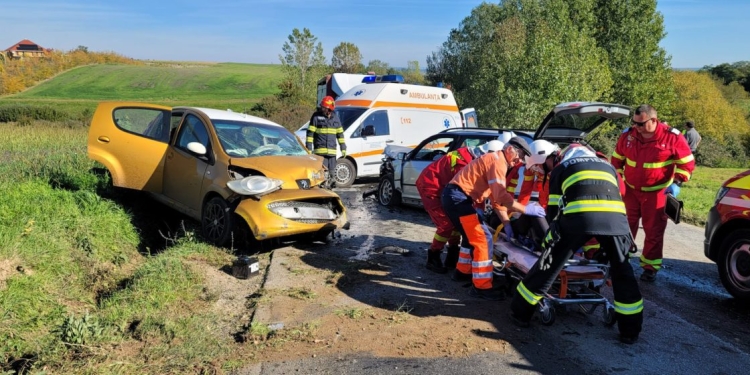 Persoane încarcerate și trafic blocat pe un drum județean din Timiș, din cauza unui accident