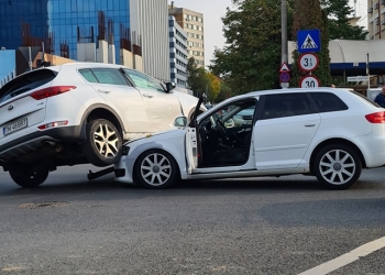 Una mai șoferiță ca alta! Două posesoare de bolizi n-au avut loc pe un bulevard din Timișoara și au ajuns „să se încalece”