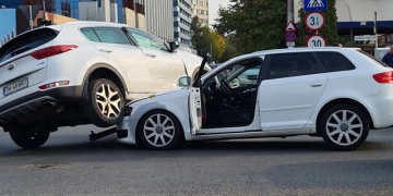 Una mai șoferiță ca alta! Două posesoare de bolizi n-au avut loc pe un bulevard din Timișoara și au ajuns „să se încalece”