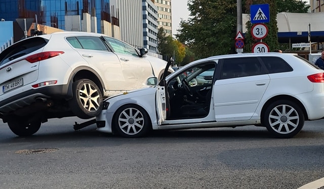 Una mai șoferiță ca alta! Două posesoare de bolizi n-au avut loc pe un bulevard din Timișoara și au ajuns „să se încalece”