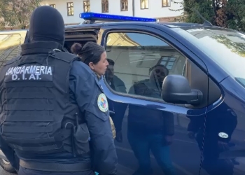 UPDATE „Tatăl” a fost reținut pentru 24 de ore! VIDEO Numai „mamă” și „tată” nu le-au fost! Asistenți maternali din Timiș, cercetați pentru că exploatau copiii avuți în grijă