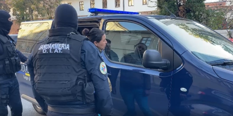 UPDATE „Tatăl” a fost reținut pentru 24 de ore! VIDEO Numai „mamă” și „tată” nu le-au fost! Asistenți maternali din Timiș, cercetați pentru că exploatau copiii avuți în grijă