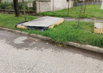 Noi „lucrări de artă” controversate la Timișoara: plăci de beton pe spațiul verde turnate fără avize