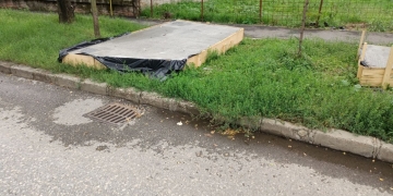 Noi „lucrări de artă” controversate la Timișoara: plăci de beton pe spațiul verde turnate fără avize