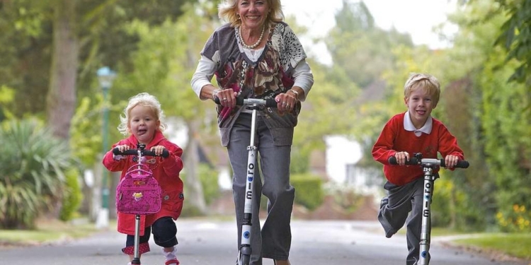 VIDEO Bunicuța emancipată! Trotineta, ultima modă de transport pentru vârstnicii din Timișoara