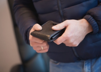 Shopping-ul cu cardul altuia dăunează libertății! Tânără din Timișoara reținută pentru operațiuni frauduloase cu carduri bancare