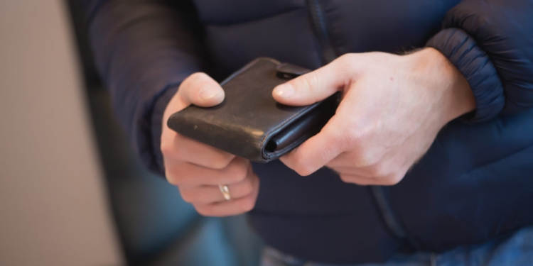 Shopping-ul cu cardul altuia dăunează libertății! Tânără din Timișoara reținută pentru operațiuni frauduloase cu carduri bancare