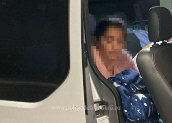 O mamă minoră a încercat să își scoată copilul din țară ascuns sub o pătură