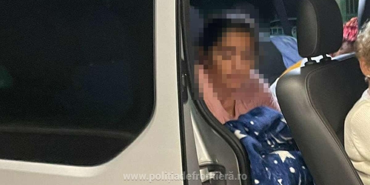 O mamă minoră a încercat să își scoată copilul din țară ascuns sub o pătură