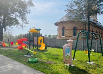 Zeci de copii din Remetea Mare și Ianova se bucură de locuri de joacă sigure!