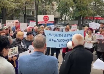 VIDEO Protest al pensionarilor, în fața Prefecturii Timiș! Se scandează „Jos Guvernul!”