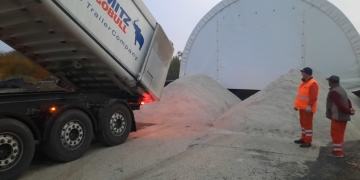 Drumarii din vestul țării, pregătiri de iarnă! Câtă sare au în stoc