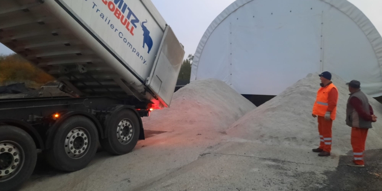 Drumarii din vestul țării, pregătiri de iarnă! Câtă sare au în stoc