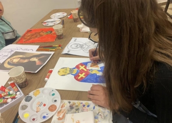 Copii din Comloșu Mare au pictat icoane pe sticle și pânze