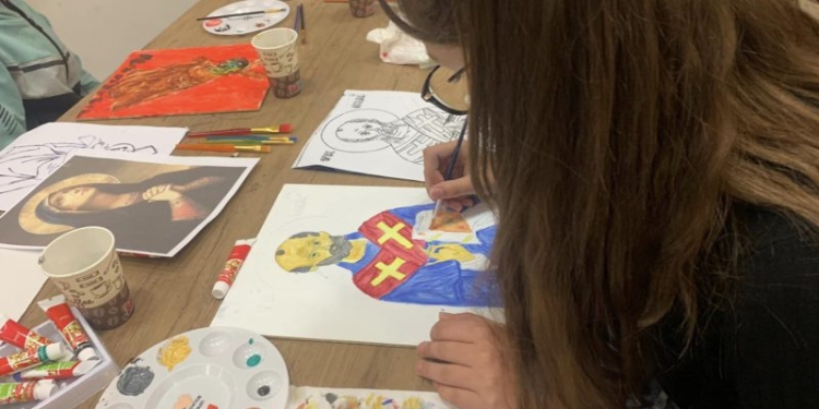 Copii din Comloșu Mare au pictat icoane pe sticle și pânze