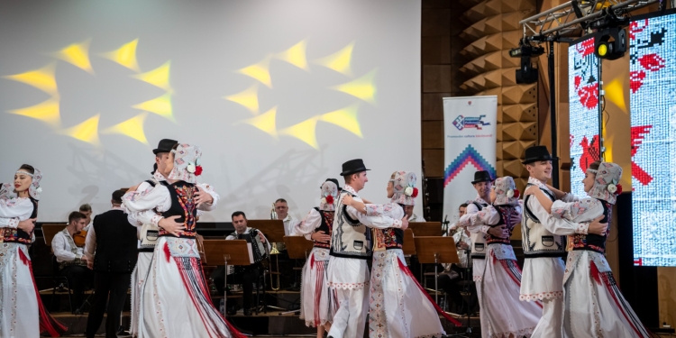 Zile cu frumuseți autentice. Festivalul Național de Folclor ”Tradiții la români”