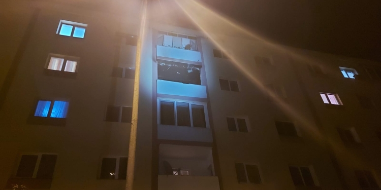 Explozie într-un apartament din Reșița. Pompierii vorbesc de fenomenul backdraft