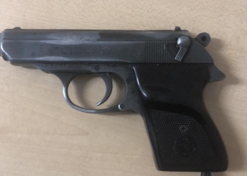 Când dragostea e „ca o râie”! Un bărbat de 84 de ani din vestul țării a amenințat un altul cu pistolul, din cauza unei femei