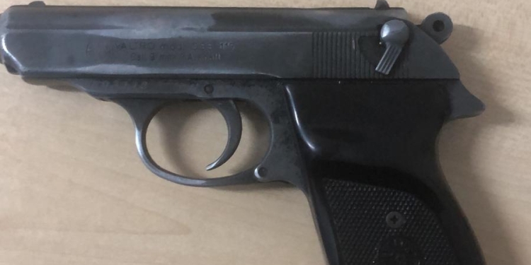 Când dragostea e „ca o râie”! Un bărbat de 84 de ani din vestul țării a amenințat un altul cu pistolul, din cauza unei femei