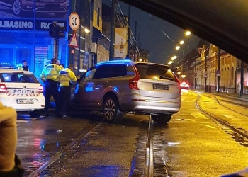 VIDEO A „plecat cu sorcova” înainte de vreme! Un șofer din Timișoara a lovit 2 mașini și doi stâlpi și a fugit de la locul accidentului