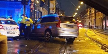 VIDEO A „plecat cu sorcova” înainte de vreme! Un șofer din Timișoara a lovit 2 mașini și doi stâlpi și a fugit de la locul accidentului