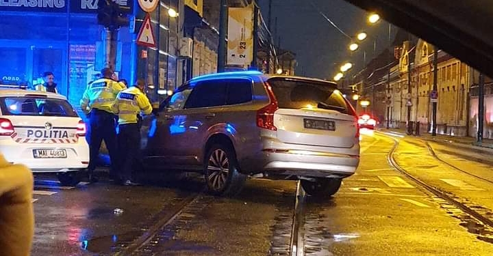 VIDEO A „plecat cu sorcova” înainte de vreme! Un șofer din Timișoara a lovit 2 mașini și doi stâlpi și a fugit de la locul accidentului