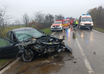 Persoane încarcerate și o mașină în flăcări, la ieșirea din Timișoara! Grav accident de circulație