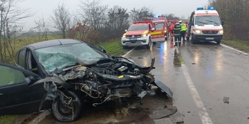 Persoane încarcerate și o mașină în flăcări, la ieșirea din Timișoara! Grav accident de circulație