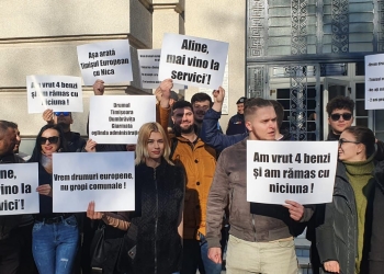 FOTO/VIDEO Tinerii din PSD Timiș: „Aline, mai vino la servici’!” Protest în fața CJ Timiș față de incompetența conducerii CJ Timiș